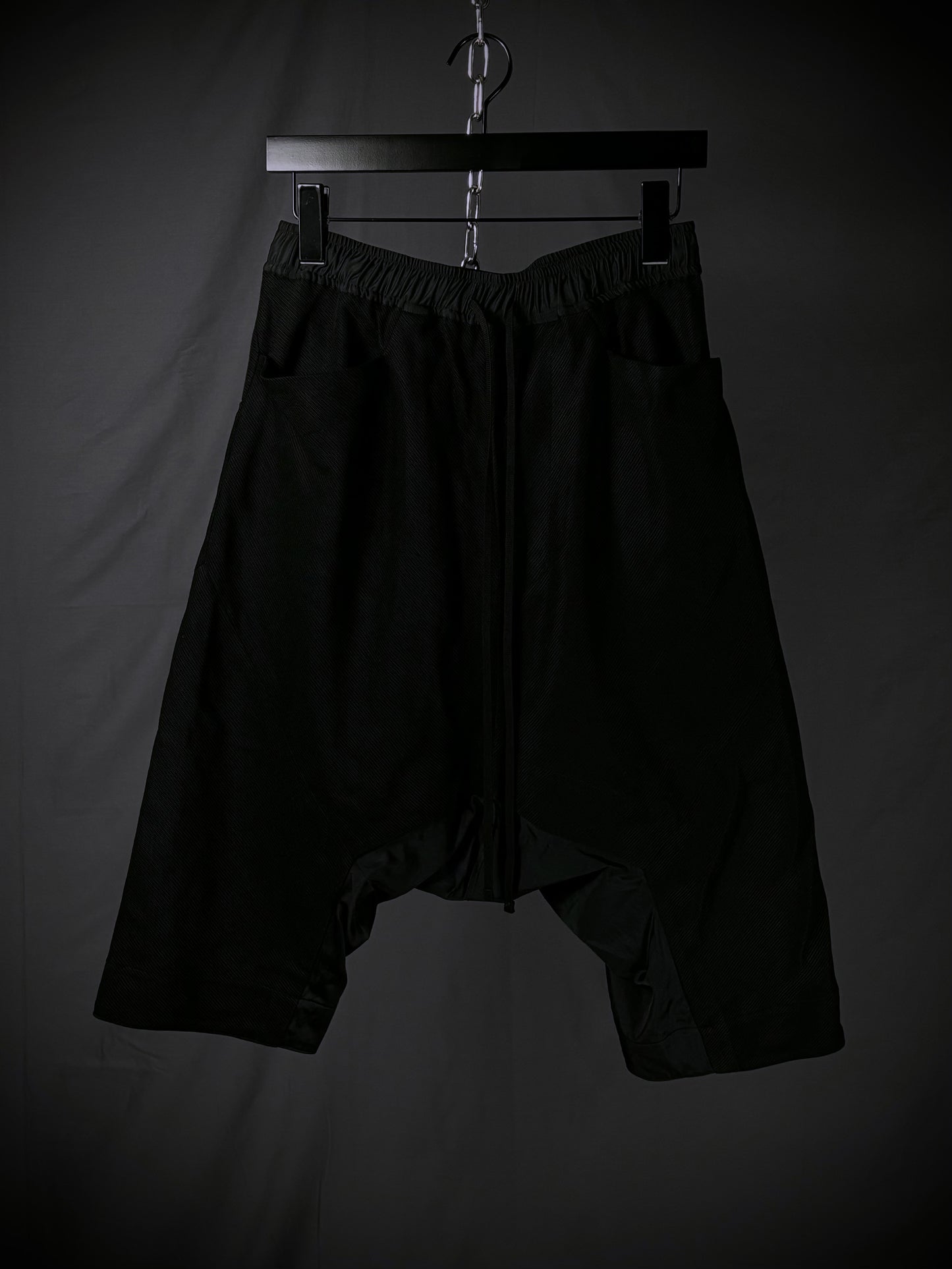 Julius_7 Drop Crotch Geometric Shorts – SS23