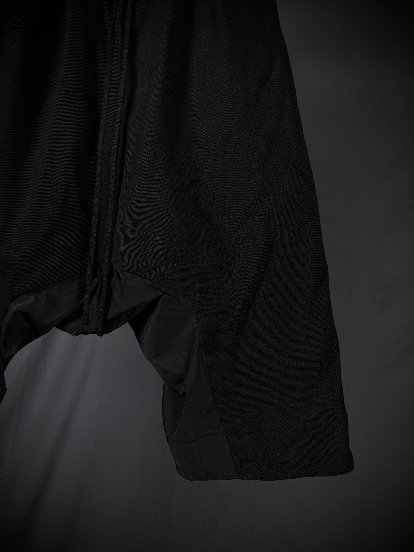 Julius_7 Drop Crotch Geometric Shorts – SS23