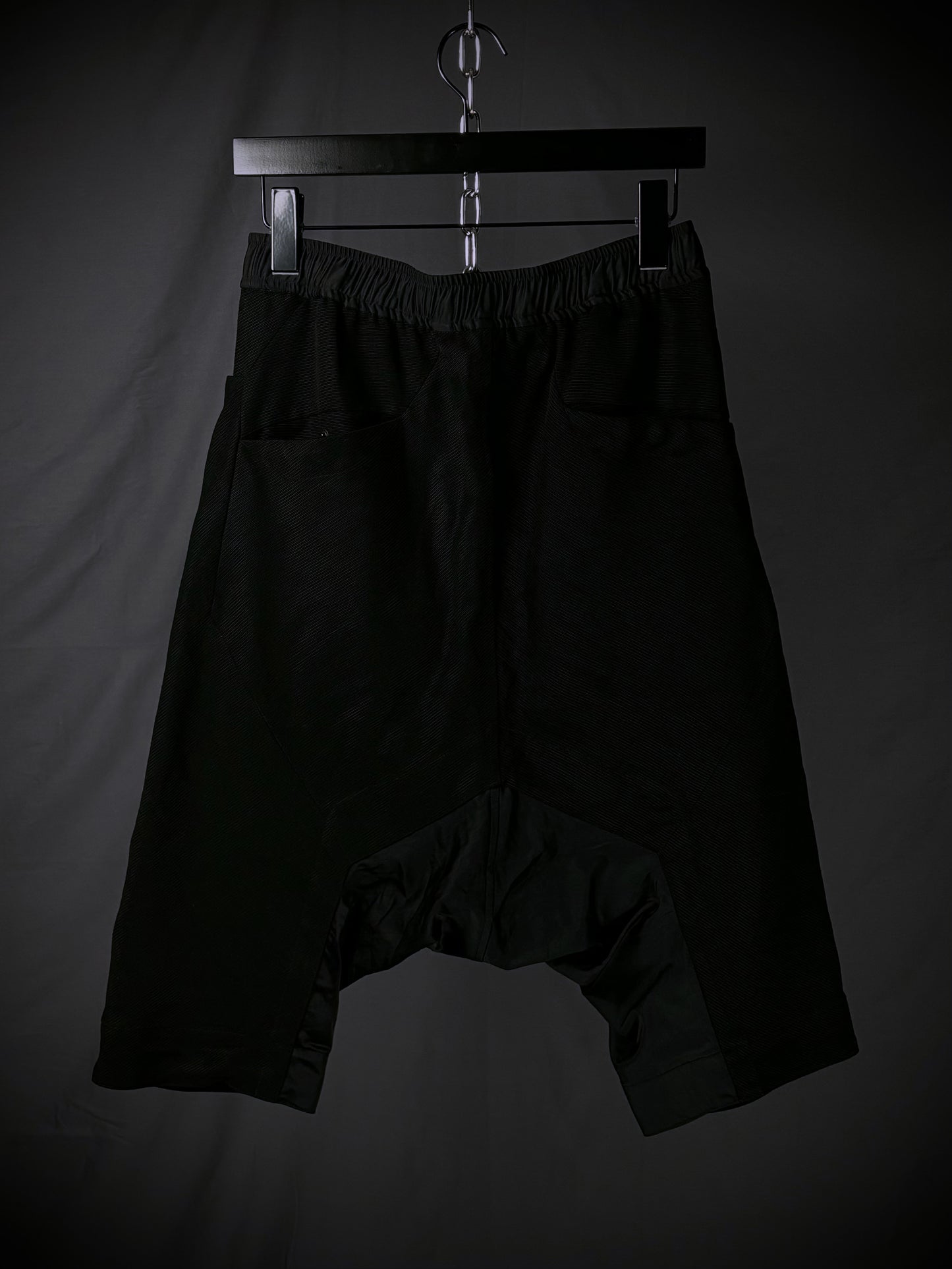 Julius_7 Drop Crotch Geometric Shorts – SS23
