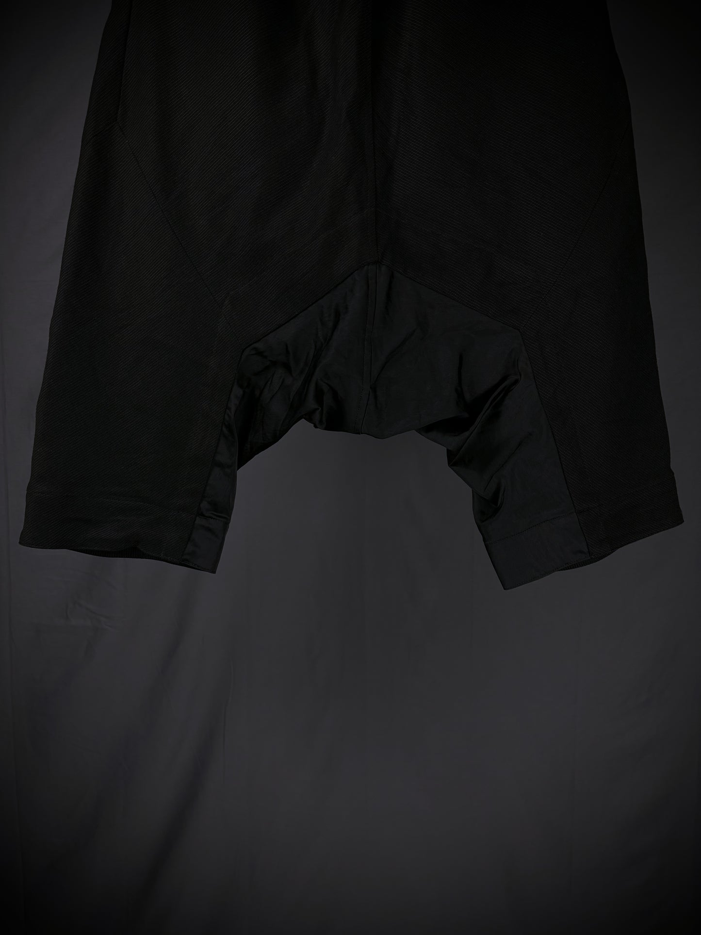 Julius_7 Drop Crotch Geometric Shorts – SS23